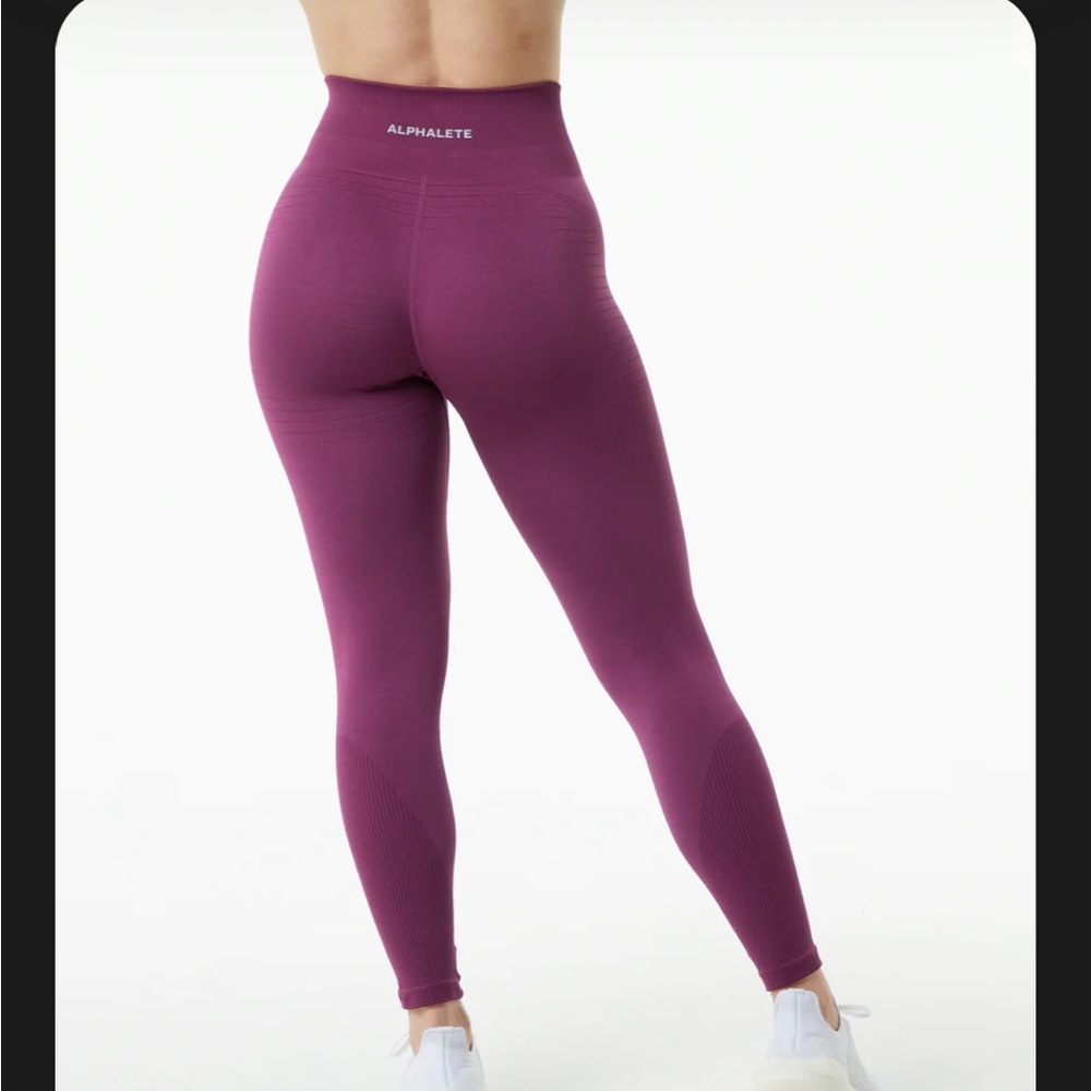 Alphalete OZONE LEGGING NWOT
Women's High Performance Seamless Legging